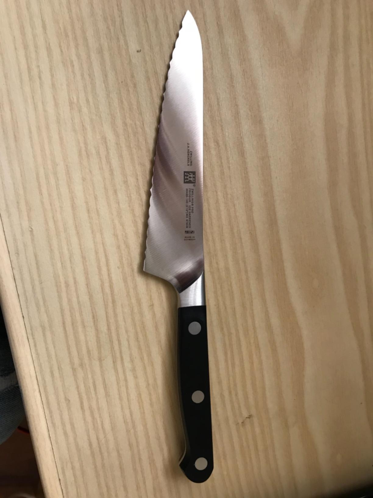 Zwilling Pro Coltello Cuoco Seghettato 14 cm