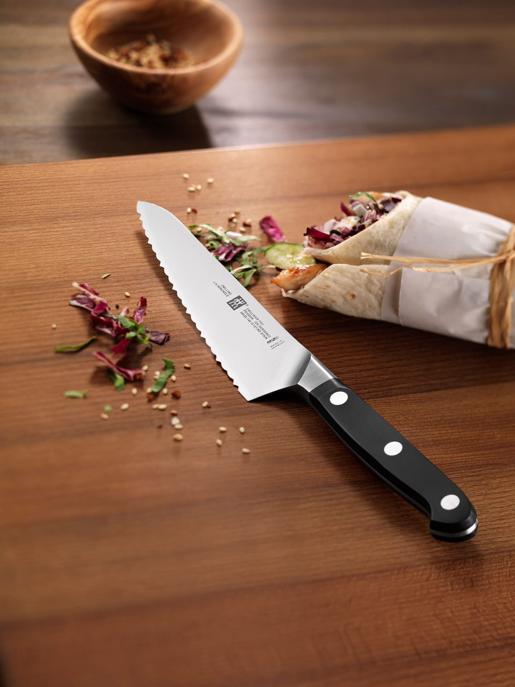 Zwilling Pro Coltello Cuoco Seghettato 14 cm